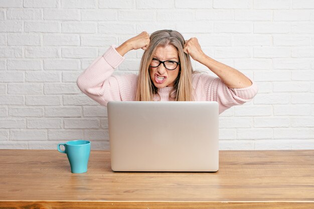 Photo senior businesswoman looking stressed and frustrated, expressing dismay and disbelief.