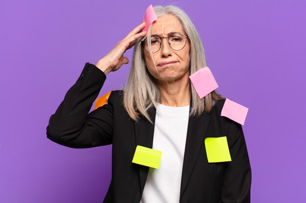 Photo senior businesswoman with adhesive post.