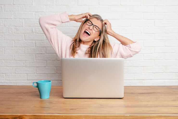 Photo senior businesswoman with a crazy, amazed look of surprise