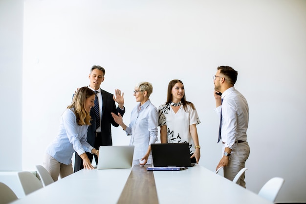 Senior imprenditrice lavorando insieme a giovani imprenditori in ufficio