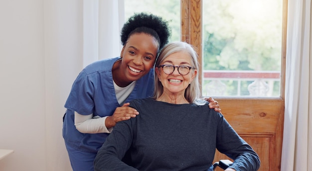 노인 돌봄 담당자와 체어에 앉아있는 노인 여성의 초상화와 미소는 요양원에서 건강합니다. 가정 돌봄 서비스를 위해 장애가있는 노인과 함께 간호사의 친절하고 행복한 얼굴을 지원하십시오.