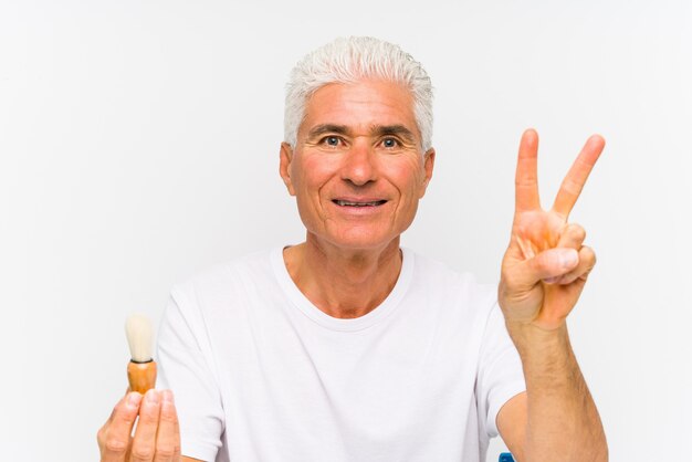 年配の白人男性は最近、指で数2を示す剃毛しました。