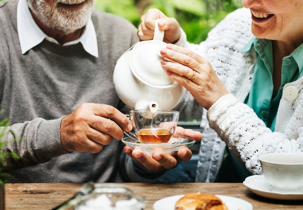 Foto il bere del tean di pomeriggio delle coppie senior si rilassa il concetto