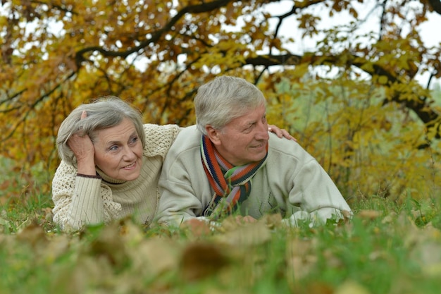 Foto coppia senior nel parco autunnale