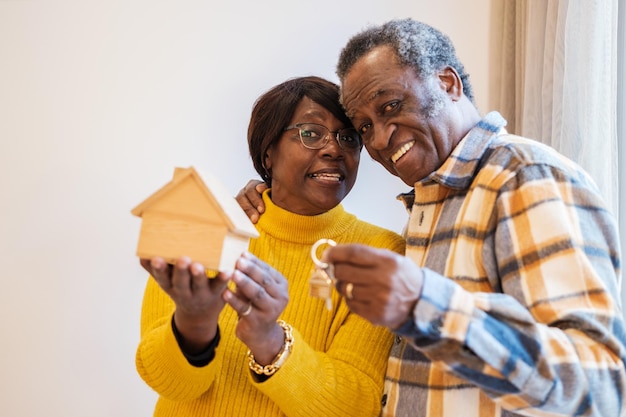 Пожилая пара покупает новый дом, чтобы жить на пенсии. Концепция образа жизни. Строительство нового дома.