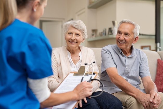 Photo senior couple consulting nurse