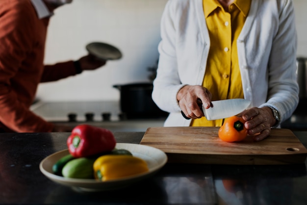 Coppie senior che cucinano la cucina dell'alimento