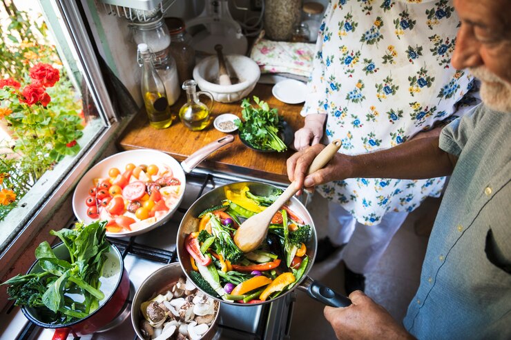 Photo senior couple cooking in the kitchen