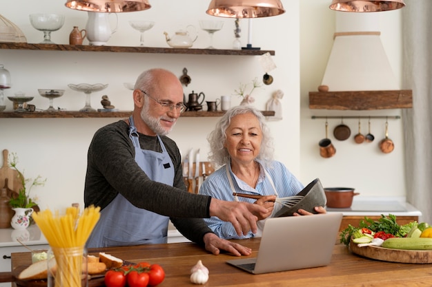 Foto coppie senior che cucinano insieme nella cucina