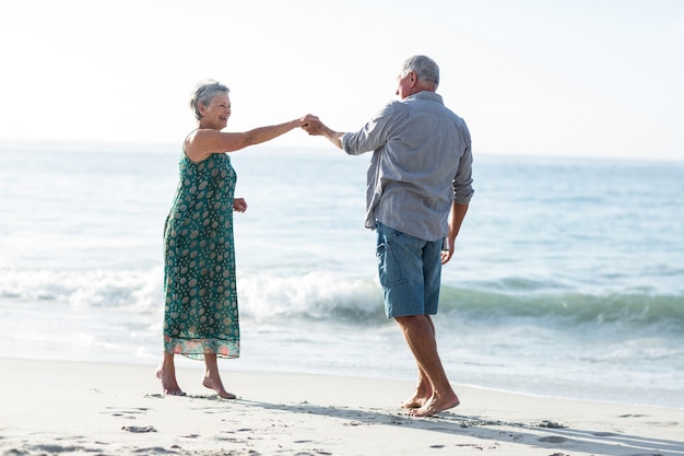 Photo senior couple dancing at the beach