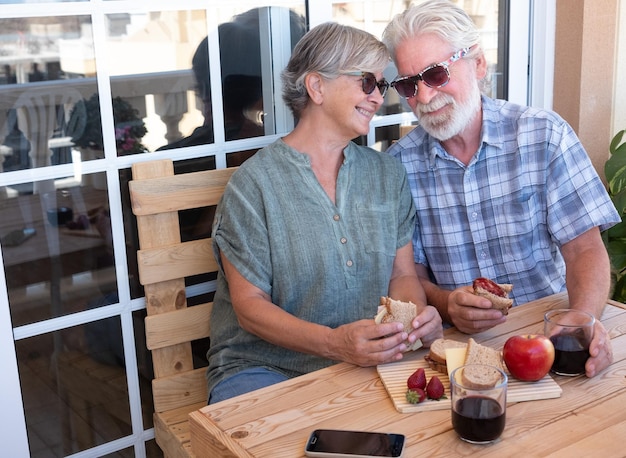 写真 バルコニーで朝食を食べている上級夫婦