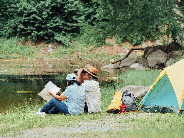 Coppie senior che godono del campeggio nel parco naturale.