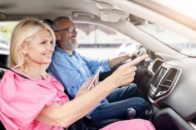 Photo senior couple enjoying a road trip together