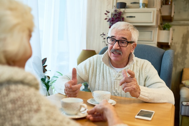 Coppie senior che godono dell'ora del tè