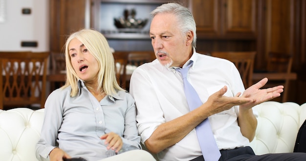 Photo senior couple fighting on a sofa