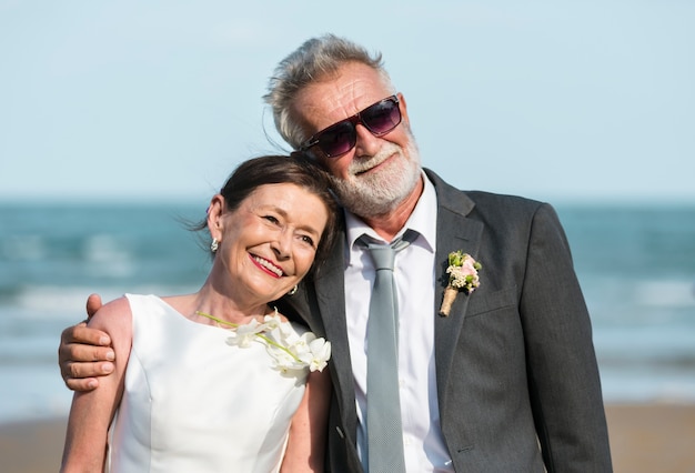 Старшие пары выходят замуж на пляже