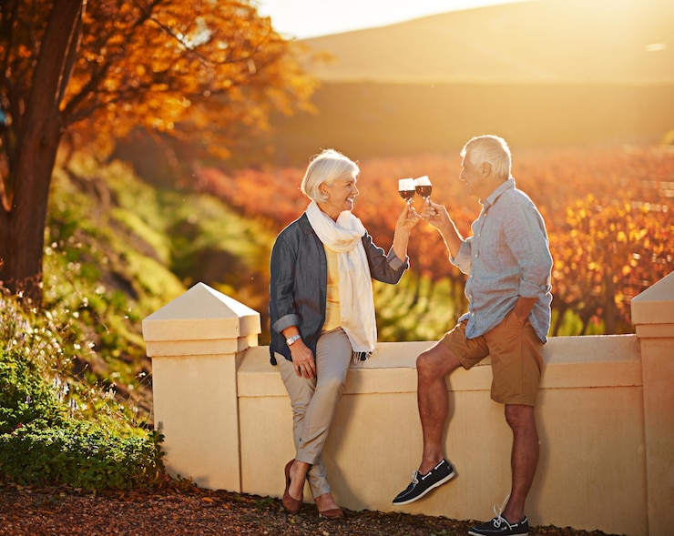 Photo senior couple glasses and toast in outdoor for love romance and relax in vineyard or nature elderly people cheers and drink alcohol on vacation marriage and calm celebration on anniversary