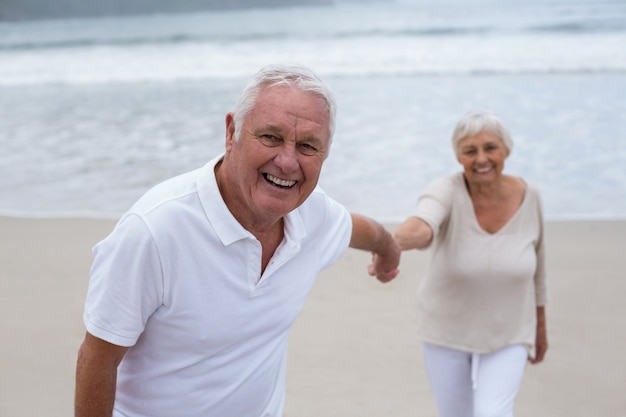 Пожилая пара весело вместе на пляже