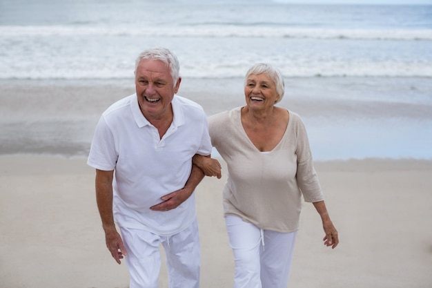 Coppie senior divertendosi insieme alla spiaggia