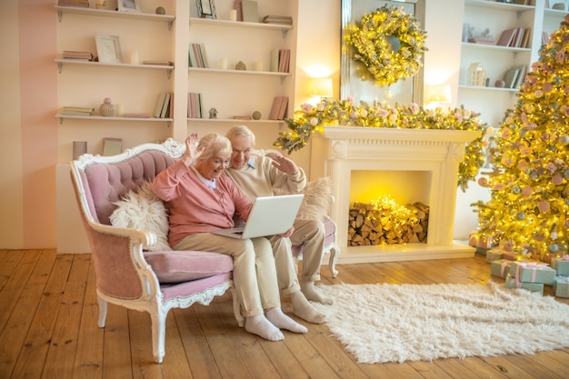 Coppia senior avente una videochiamata