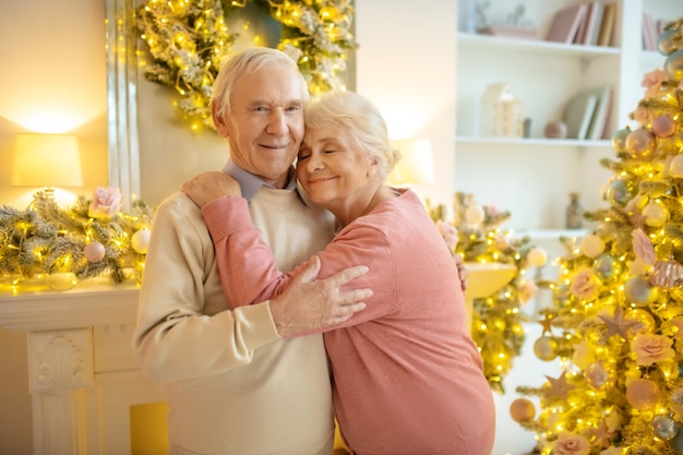 クリスマスに自宅で年配のカップル