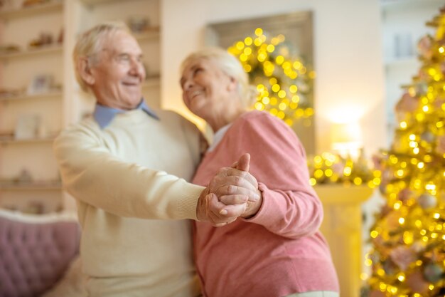 クリスマスに自宅で年配のカップル