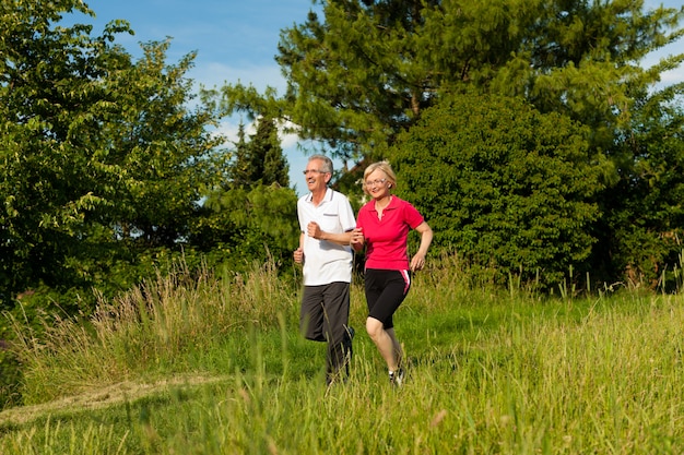 Coppia senior fare jogging per lo sport