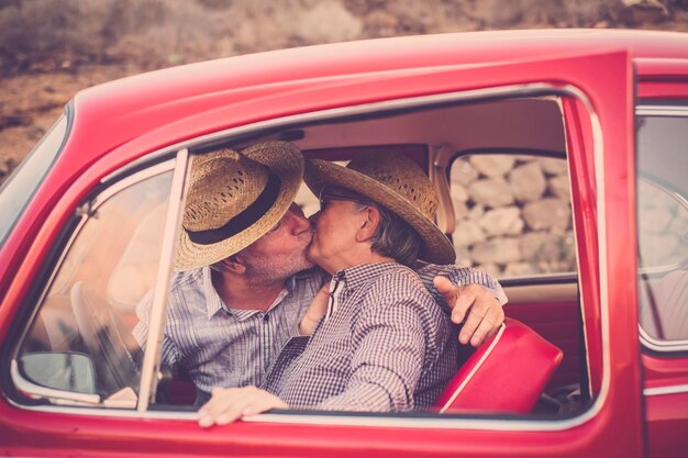 写真 高校生のカップルが車でキスをしている