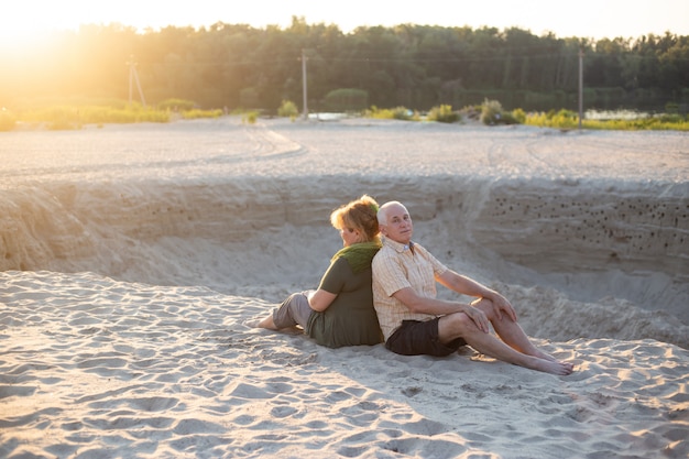 年配のカップルが夏の自然の中でキス、年配のカップルは夏の時間でリラックスします。一緒に医療ライフスタイル高齢者退職愛カップル