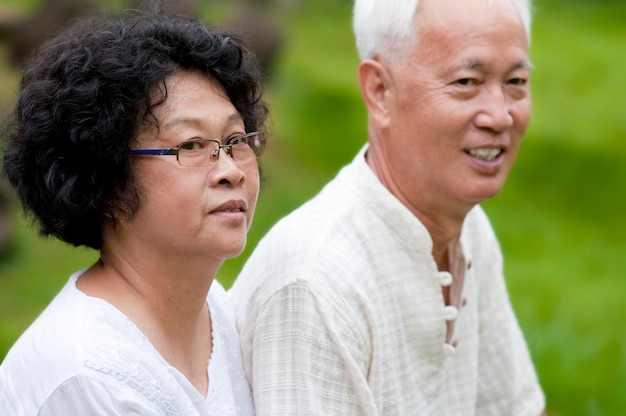 Photo senior couple looking away