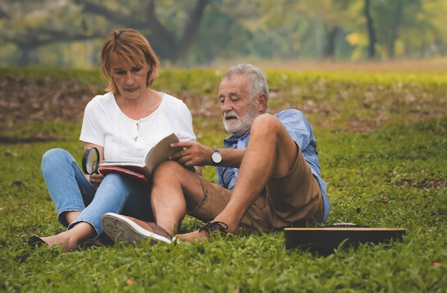 Foto le coppie senior si rilassano lo stile di vita nel parco