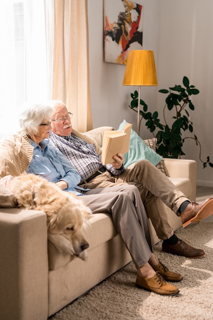 Пожилая пара отдыхает дома