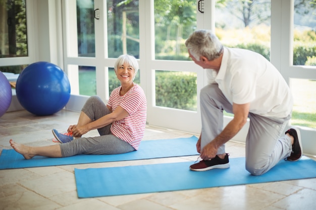 Coppie senior che rimuovono le loro scarpe a casa