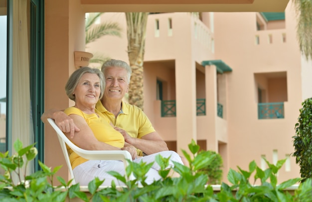 Старшая пара отдыхает на курорте во время отпуска