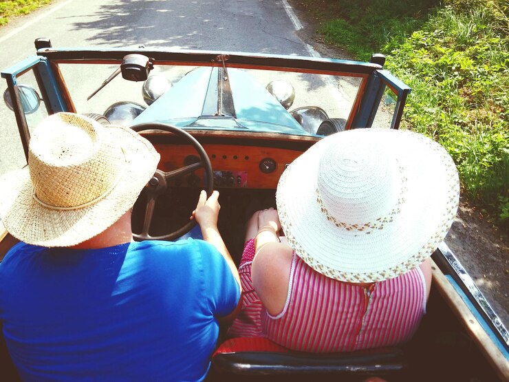 Photo senior couple on road trip