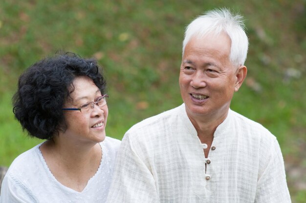 Photo senior couple sitting at park