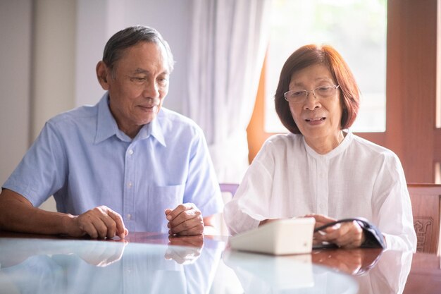 Photo senior couple sitting on table