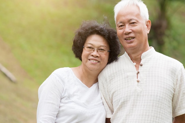 Photo senior couple standing at park