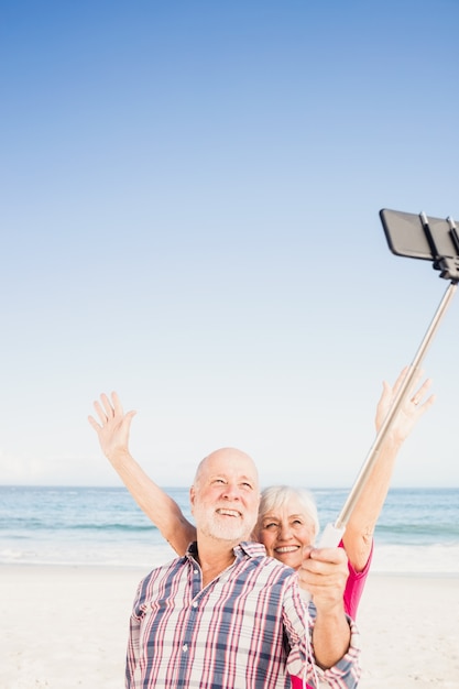 スマートフォンで年配のカップル撮影selfie