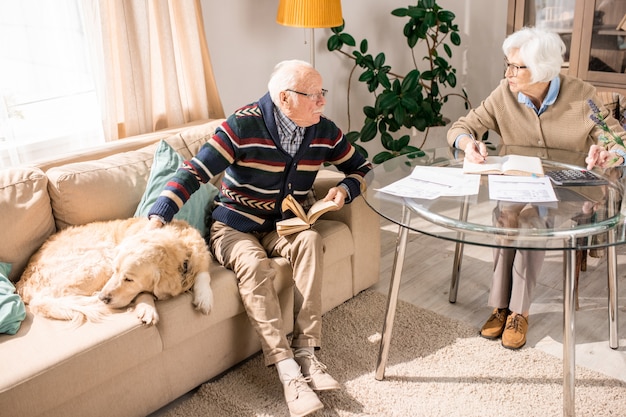 Photo senior couple talking at home