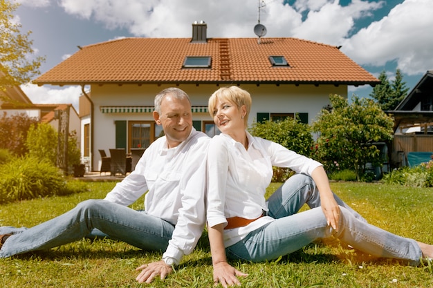 Photo senior couple and their garden home