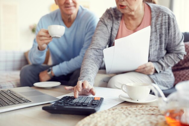 Photo senior couple thinking how to save money