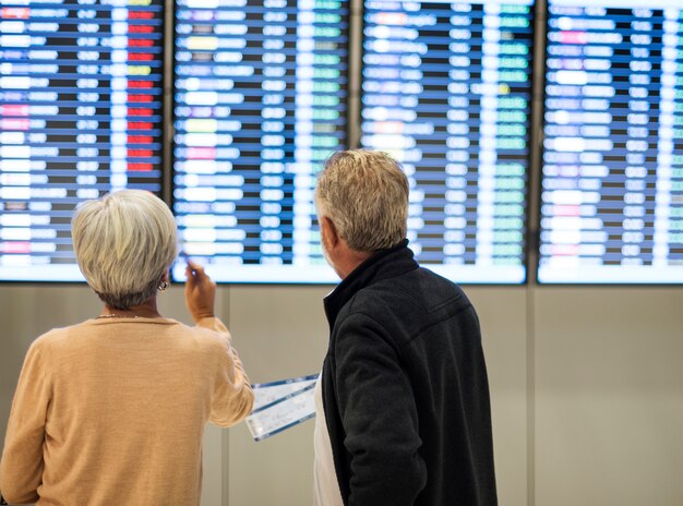 Scena dell'aeroporto di viaggio delle coppie senior