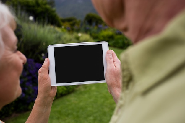 デジタルタブレットを使用して年配のカップル