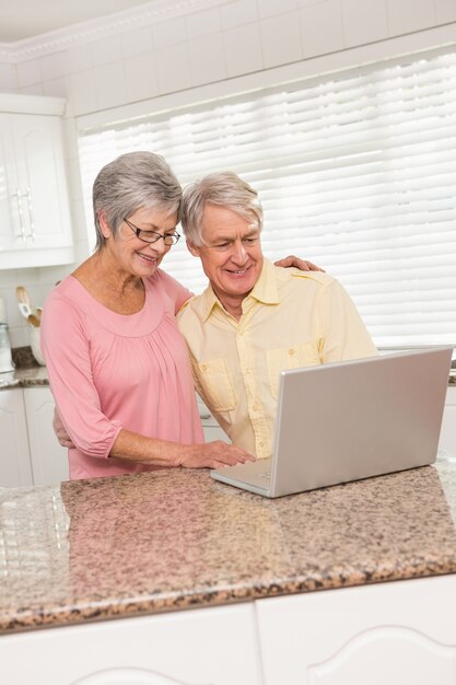 Photo senior couple using the laptop together