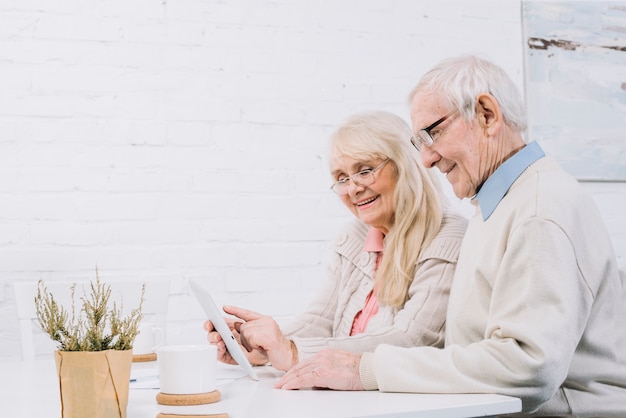 Photo senior couple using tablet