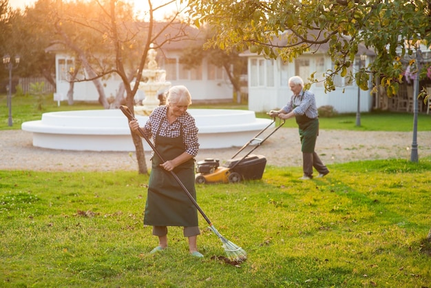 Пожилая пара работает в саду