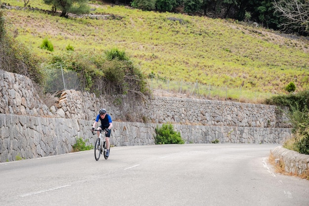 Ciclista senior che scala un passo di montagna