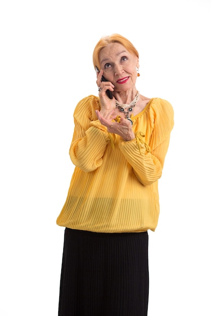 Senior dame met mobiele telefoon oudere vrouw op witte achtergrond geeft een slim advies