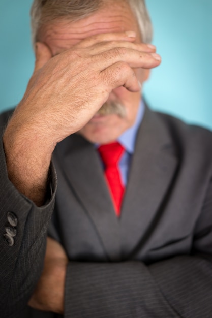 Foto uomo d'affari depresso senior che pensa alle preoccupazioni